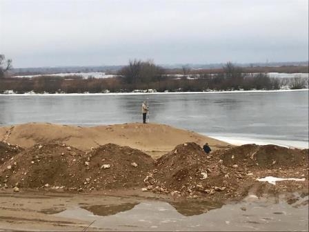 Image for  Компания организовала нелегальный пункт перевалки песка в затоне Дуденево