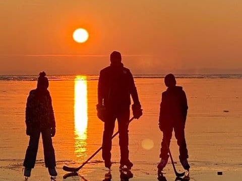 Глеб Никитин сыграл с семьей в хоккей на Горьковском море