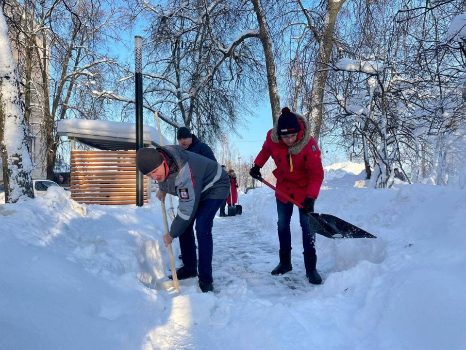 Image for Чиновники с лопатами вышли на уборку снега в Нижнем Новгороде