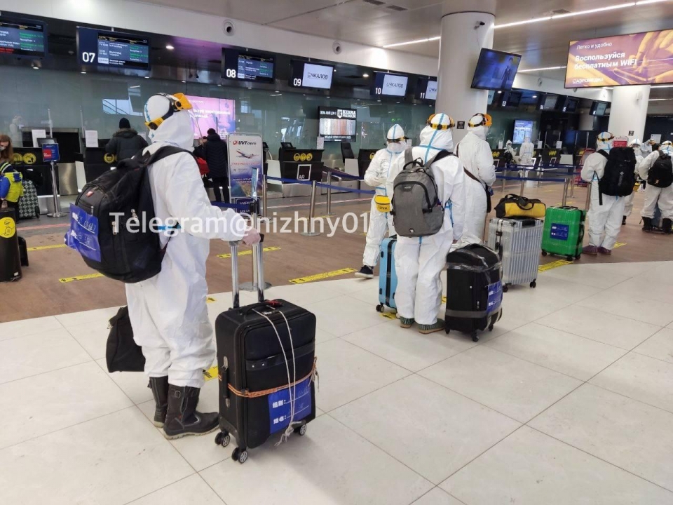 Нижегородцев удивили китайские туристы в защитных костюмах в аэропорту
