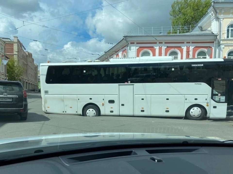 Image for Туристический автобус провалился в яму в Нижнем Новгороде