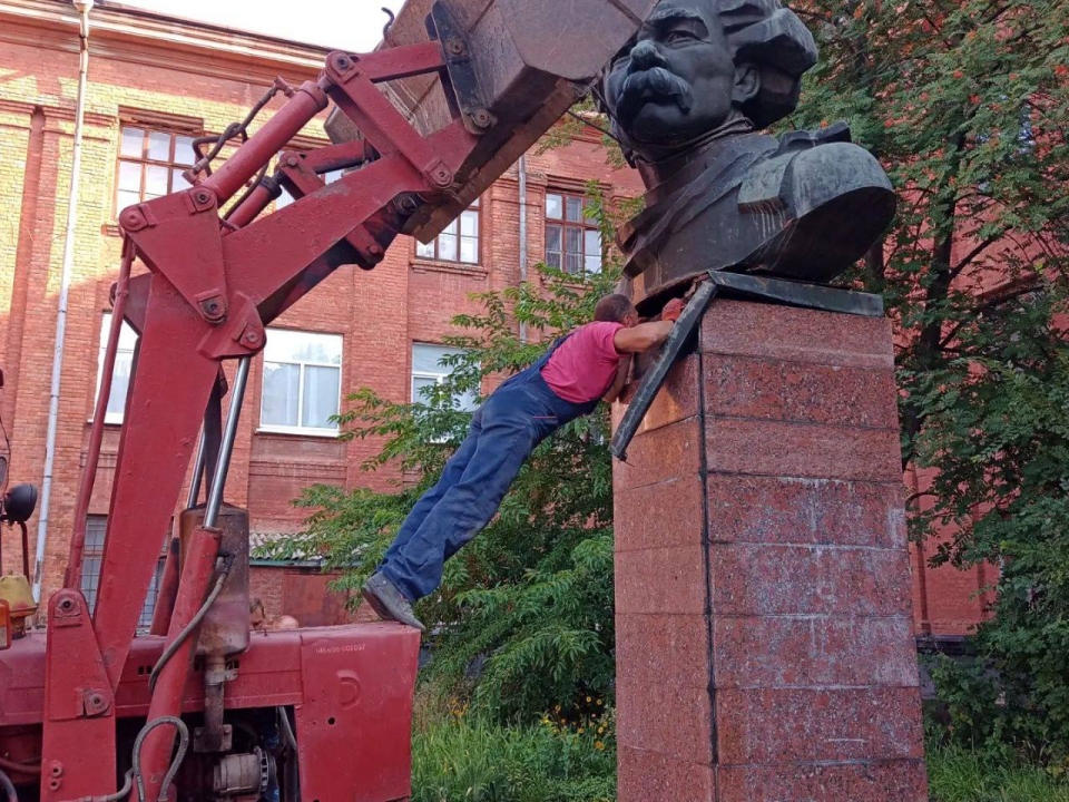 Image for Бюст писателя Максима Горького снесли в городе Александрия на Украине