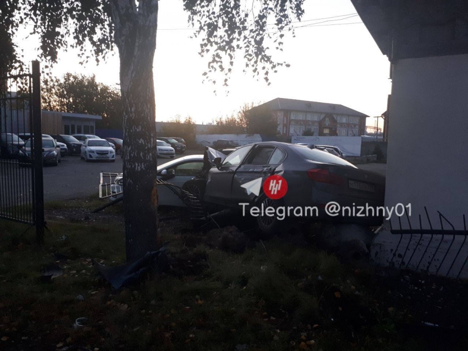 Image for BMW протаранила забор и влетела на парковку в Нижнем Новгороде