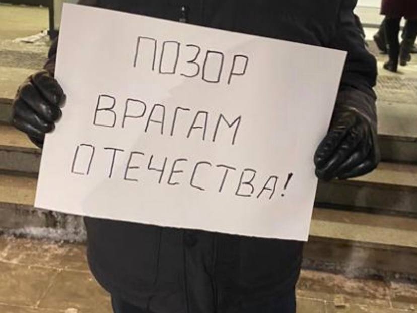 Image for Нижегородцы устроили пикет у «Юпитера» перед спектаклем с Ахеджаковой