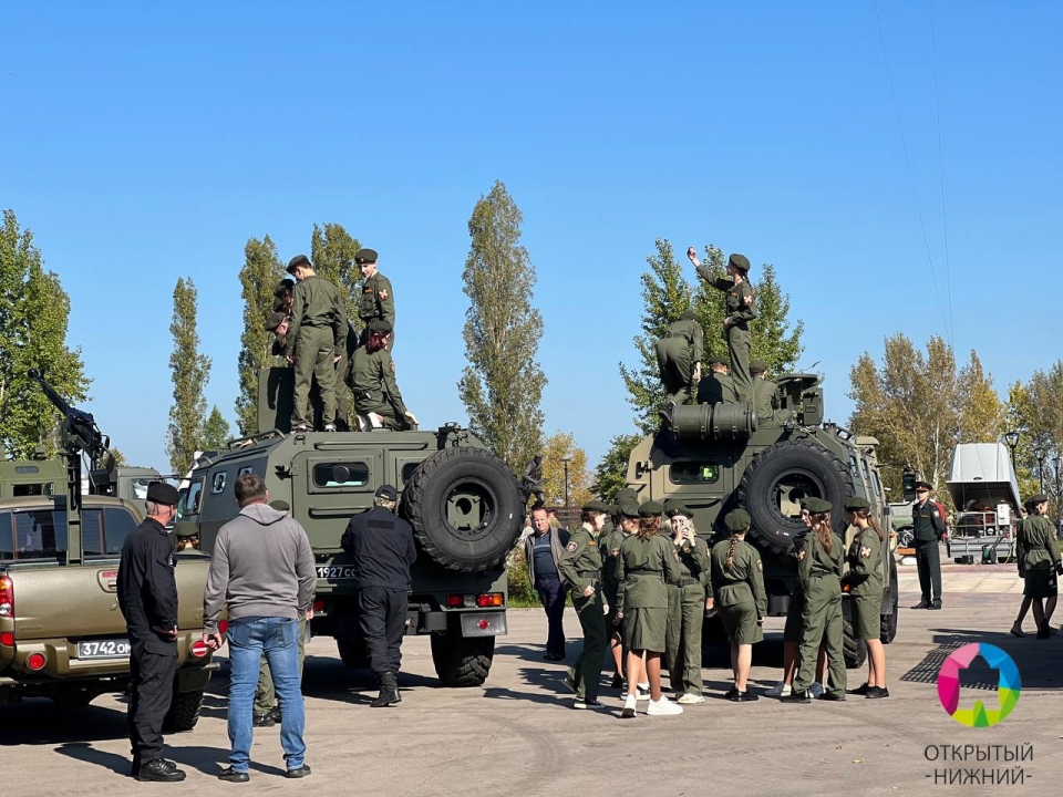 Image for Фоторепортаж: выставка военной техники Росгвардии в парке Победы