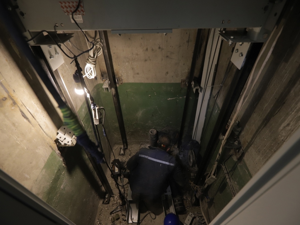 Глава города Дзержинска проверил выполнение работ по замене лифтового оборудования в городе