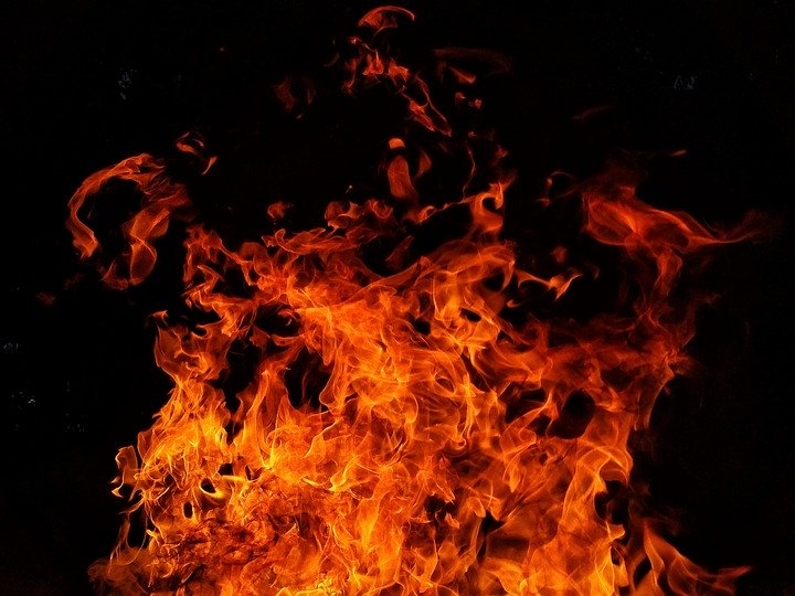 11 человек эвакуировали из горящего дома в Ленинском районе