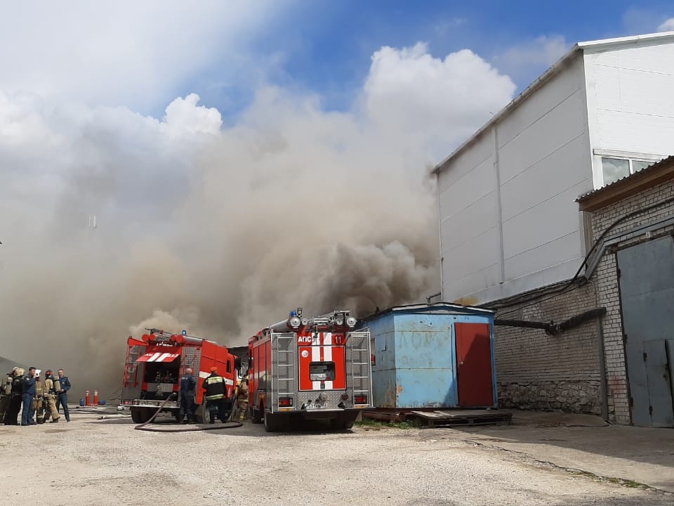 41 человек тушит пожар на складе в Дзержинске
