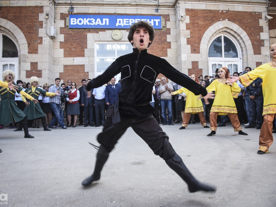Image for Полицейские нашли граждан, которые танцевали лезгинку и мешали проезду по Рождественской