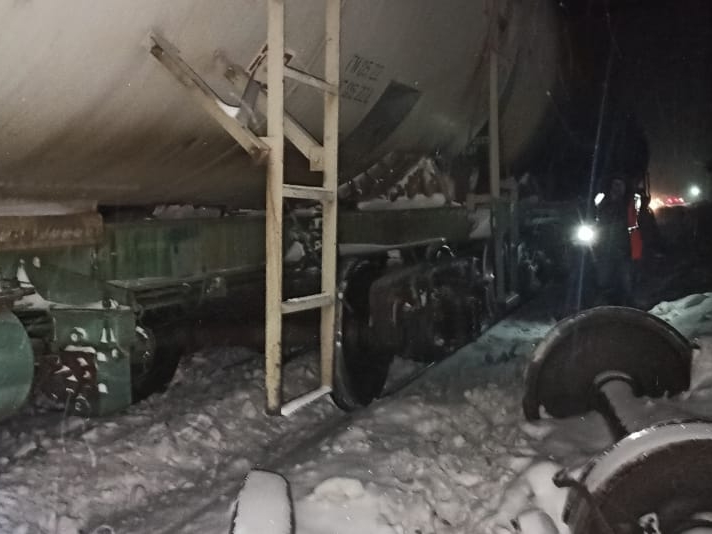 8 вагонов поезда сошли с рельсов в Нижегородской области из-за ДТП