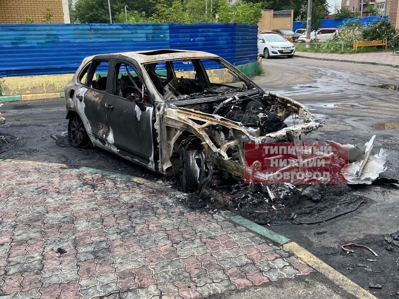Porsche Cayenne и еще 2 авто пострадали в ночном пожаре в Нижнем Новгороде