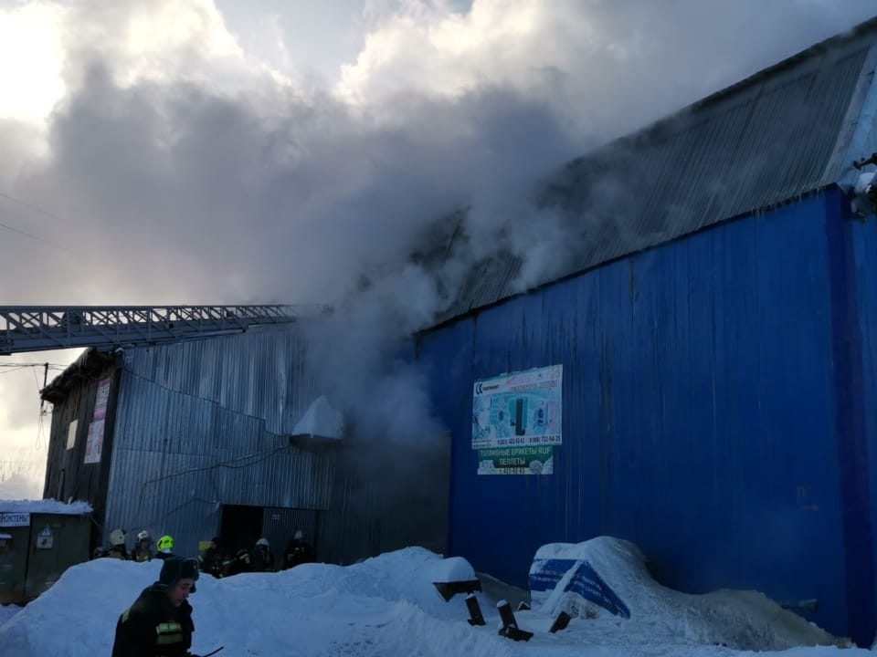 Image for В Нижнем Новгороде горит здание бывшего мясоперерабатывающего комбината