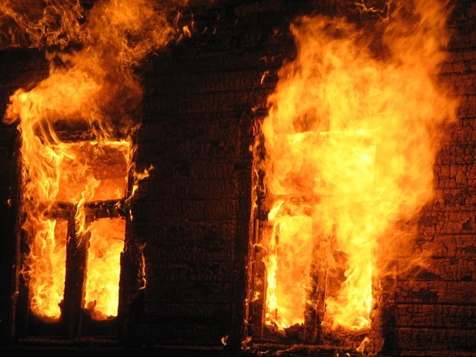87-летнюю бабушку спасли пожарные из горящего дома в городе Чкаловске Нижегородской области