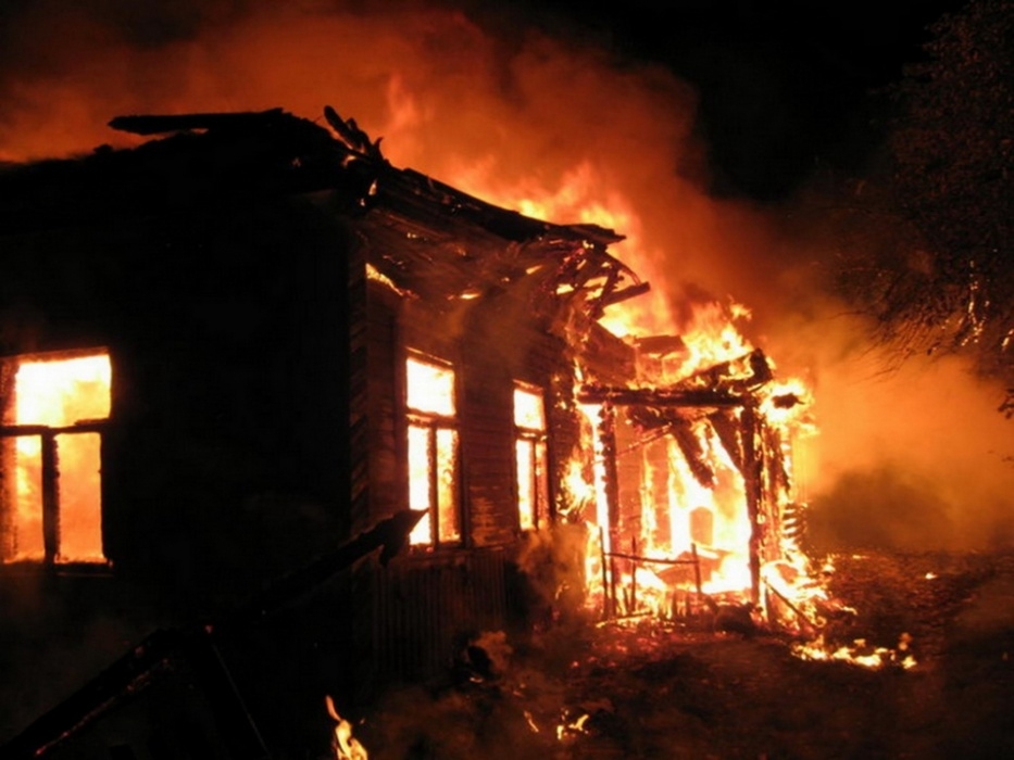 В Нижегородской области жилой дом сгорел вместе с пожилой хозяйкой