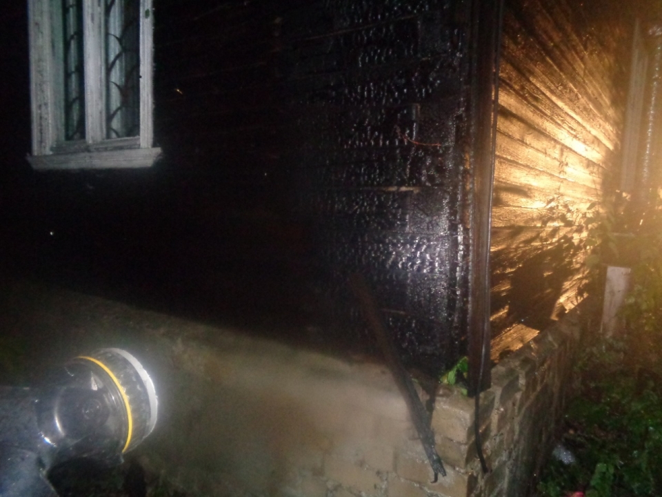 Крупный пожар произошел в многоквартирном доме на Бору