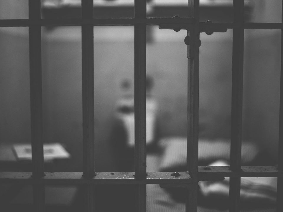 Image for Нижегородку незаконно заключили в карцер за порванную простыню