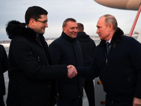 Песков объяснил, почему Владимир Путин был во время визита в Саров без маски