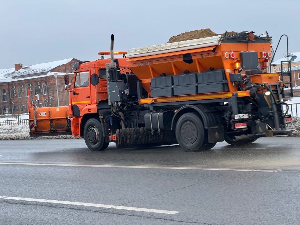 Image for Дорожники работают в режиме повышенной готовности из-за снегопада в Нижнем Новгороде