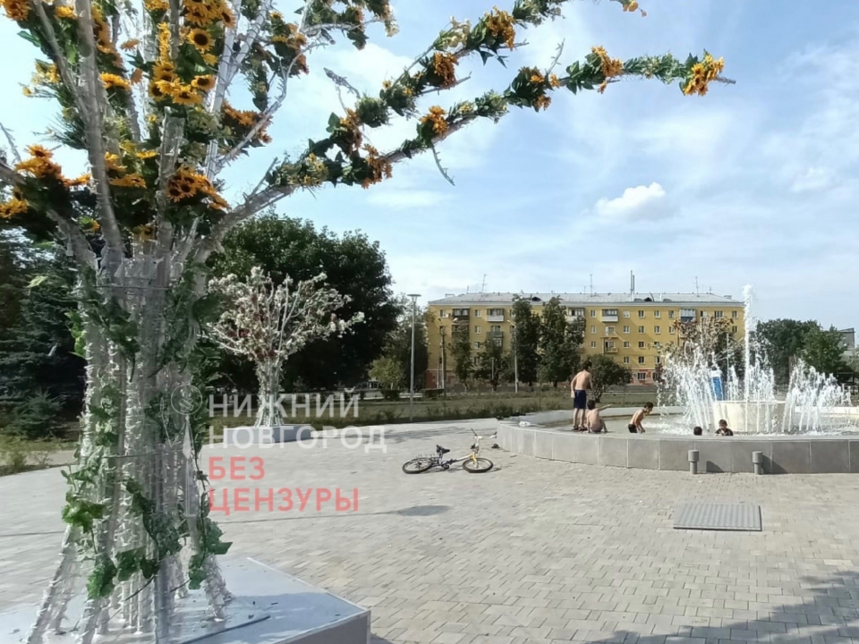 Image for Искусственные деревья перенесли с Ярмарочного проезда к парку им. 1 Мая в Нижнем Новгороде