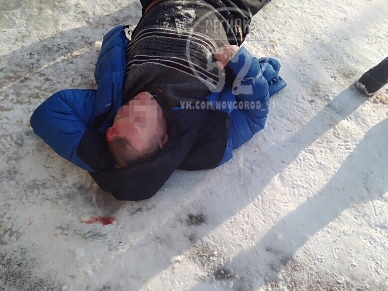 Image for В Нижнем Новгороде бригада скорой помощи волокла пациента до машины по земле 