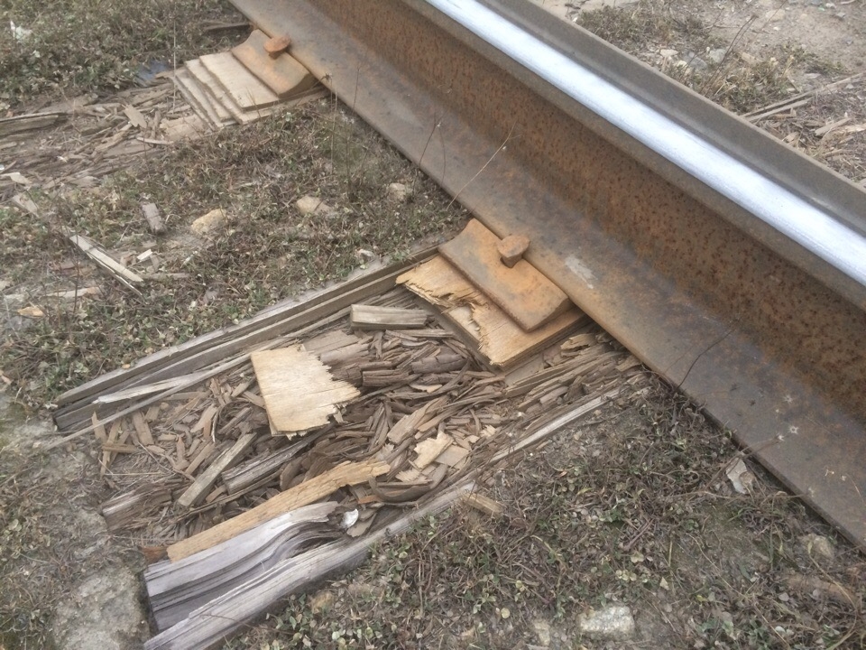 Image for Испорченные шпалы на трамвайных путях в Нижнем ремонтируют кусками фанеры