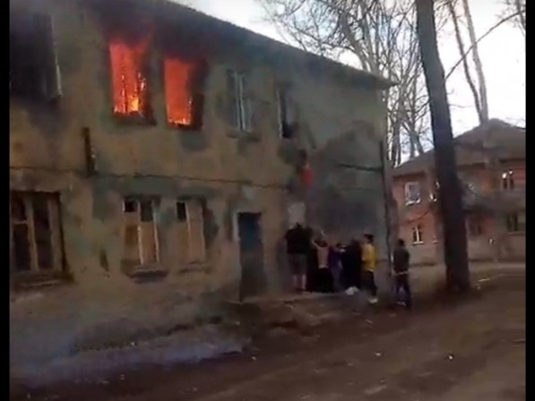Жители Павлова засняли спасение двух детей из горящей квартиры