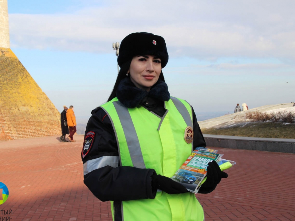 Image for Сотрудницы ГИБДД останавливали нижегородских водителей и дарили им подарки