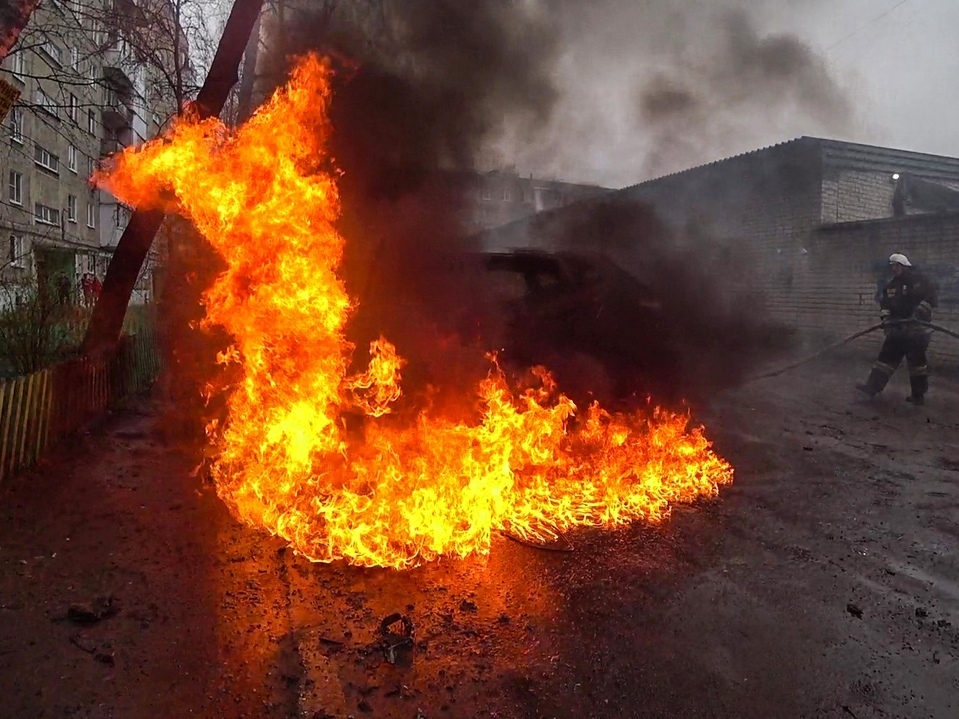 Image for Внедорожник сгорел дотла во дворе дома в Дзержинске