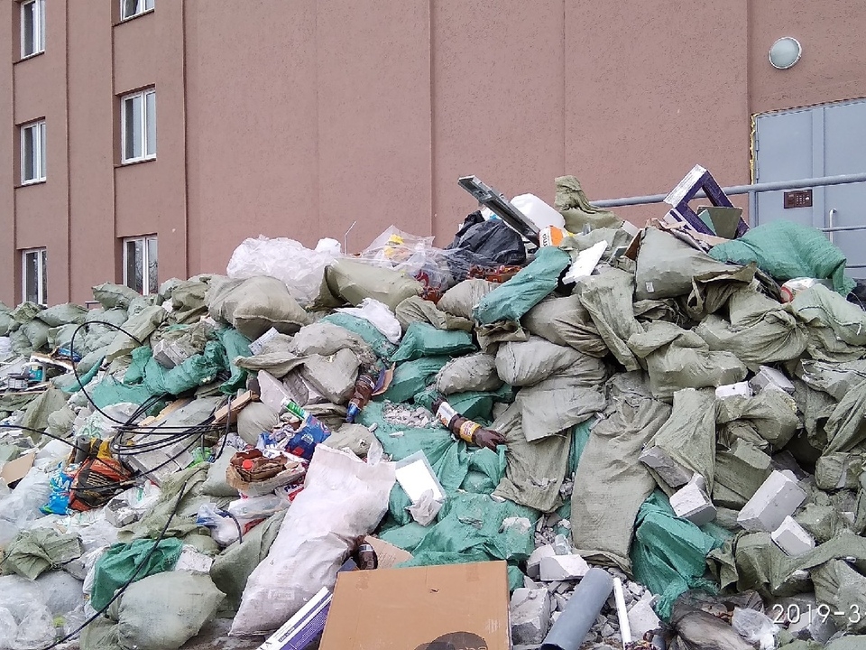 Image for Гора мусора загородила вход в ЖК «Москва-Град» в Нижнем Новгороде