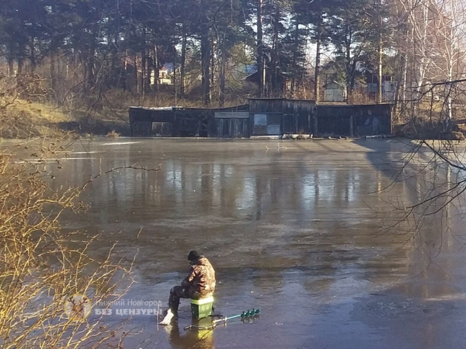 Экстрим по-нижегородски: рыбаки и конькобежцы вышли на неокрепший лед