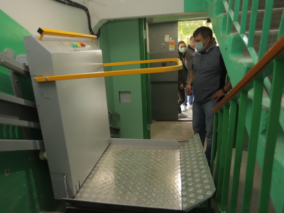 Электрические подъемники для инвалидов установили в двух домах Дзержинска