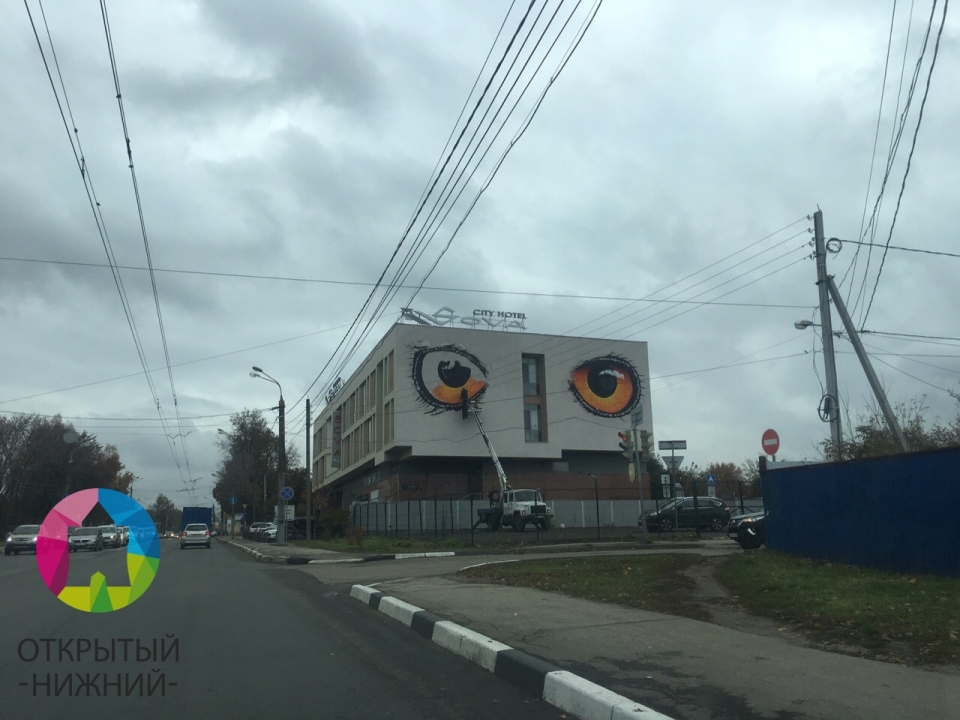 Глаза совы появились на здании гостиницы в Нижнем Новгороде