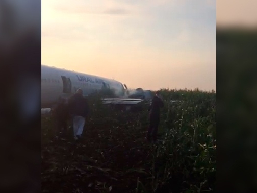 Самолет с пассажирами совершил жесткую аварийную посадку в Подмосковье