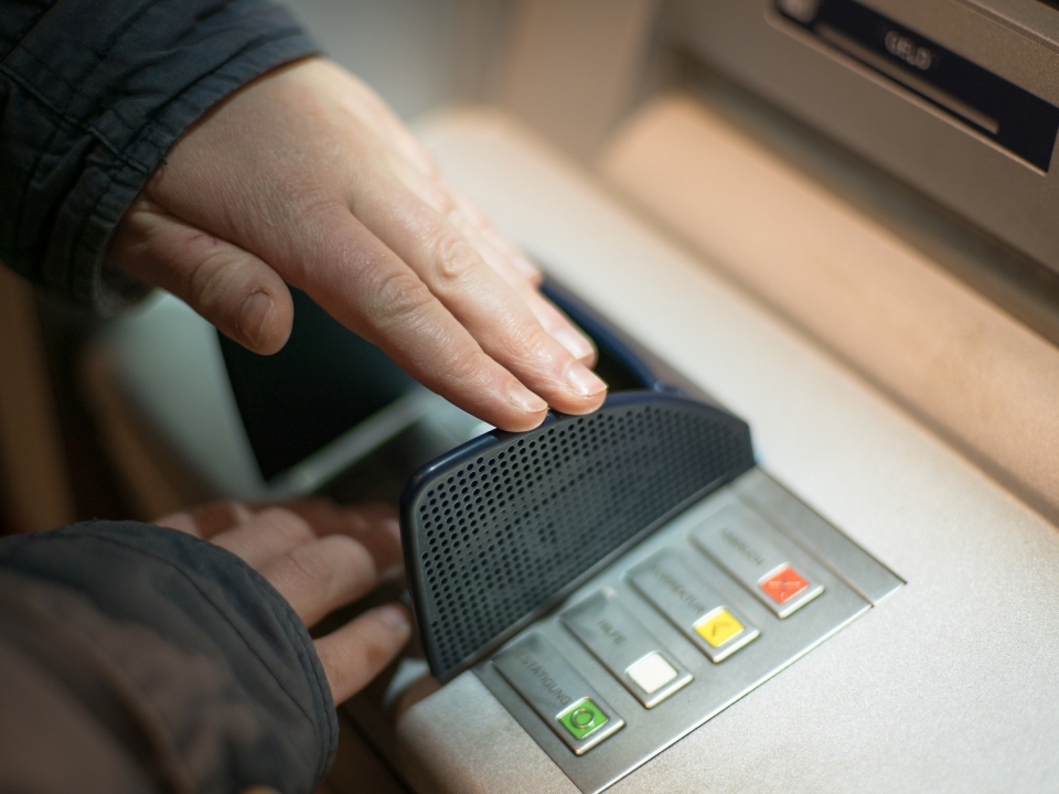 Image for Сбербанк отменил бесплатные переводы через банкоматы
