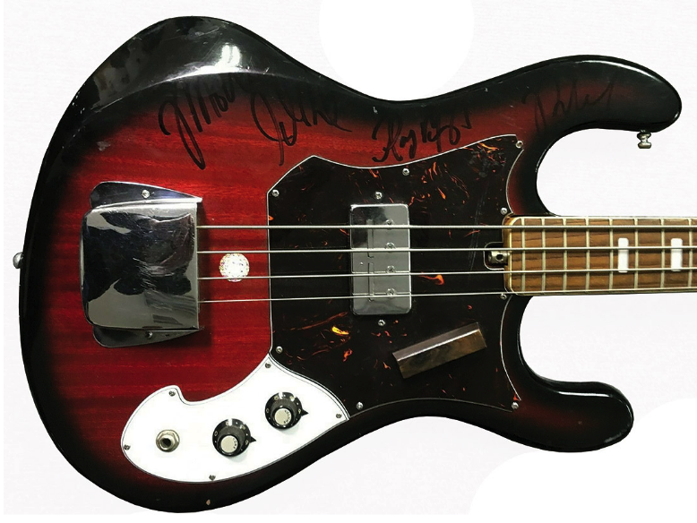 Гитару с автографами The Doors продали на аукционе в России почти за 1 млн рублей