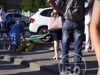 Водитель BMW врезался в знак и сбил женщину на улице Валеева в Нижнем Новгороде