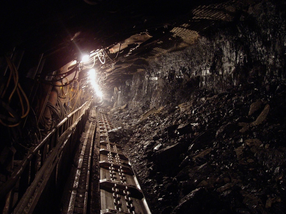 Image for Девять горняков оказались заблокированы под землей после пожара в шахте в Соликамске