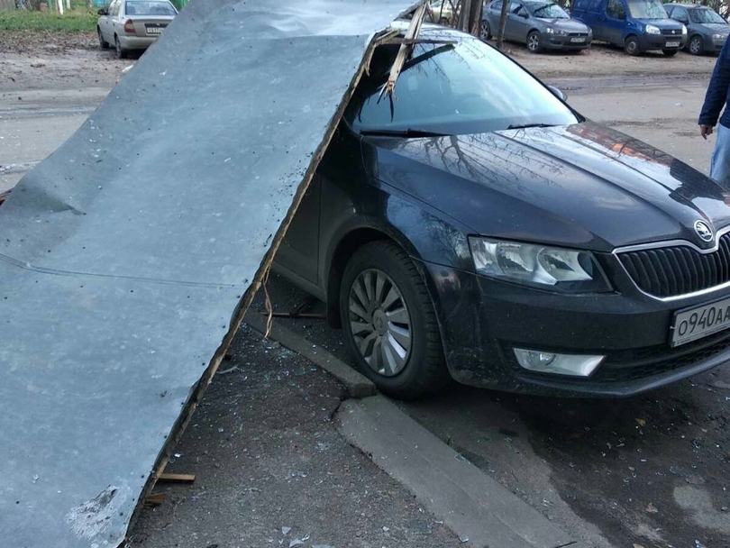 В Нижнем Новгороде балкон упал на припаркованную машину