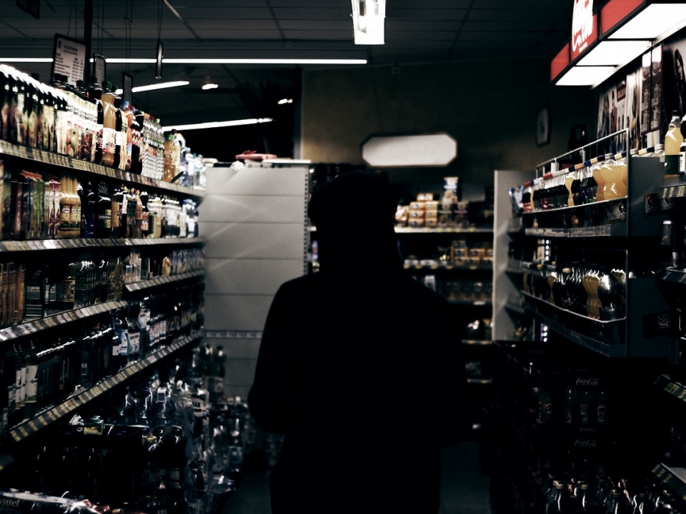 Image for В Госдуме предложили перенести продажу табака и алкоголя в специальные магазины