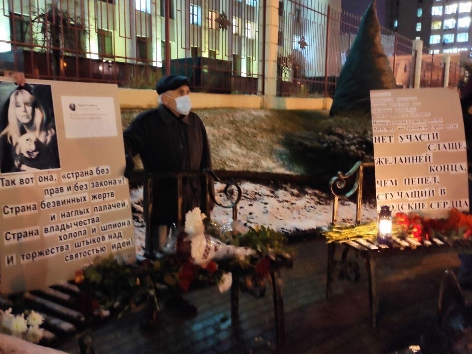 Image for 40 дней: нижегородцы пришли с цветами к месту гибели Ирины Славиной