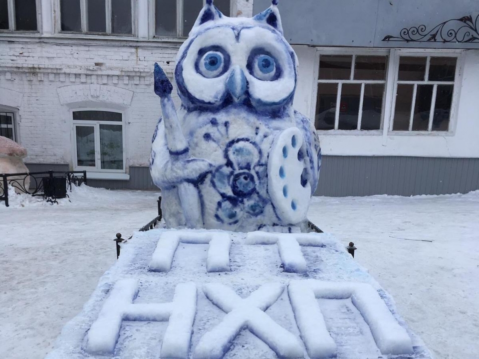 Image for Павловские студенты создали снежные фигуры в стиле гжели