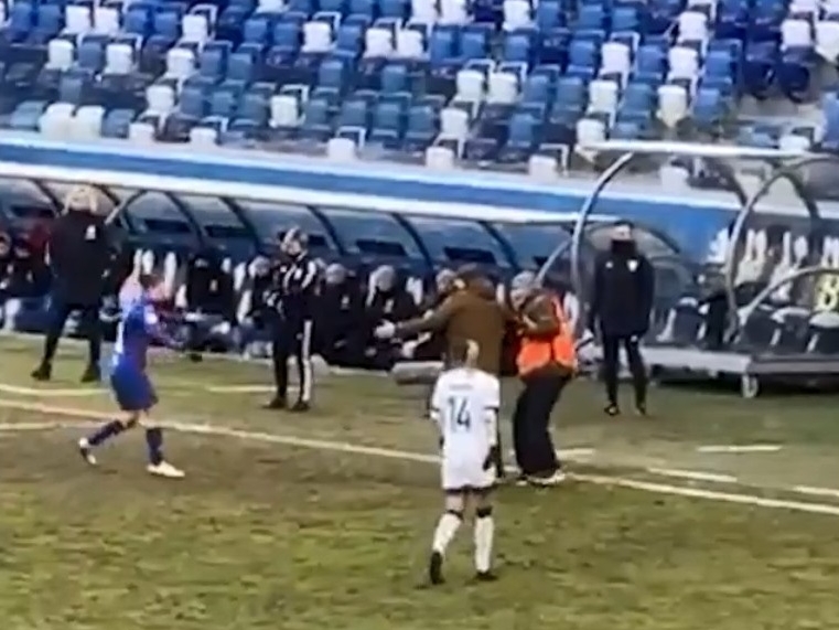 Image for Болельщик выбежал на поле во время Суперкубка по женскому футболу в Нижнем Новгороде
