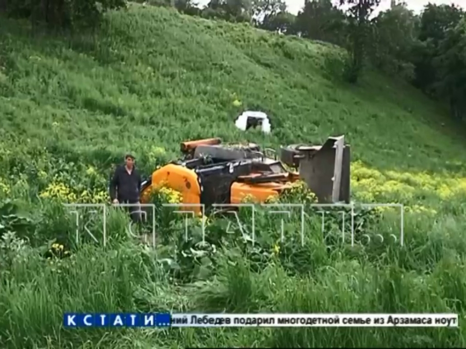 Image for 11-тонный трактор упал со склона Верхневолжской набережной в Нижнем Новгороде