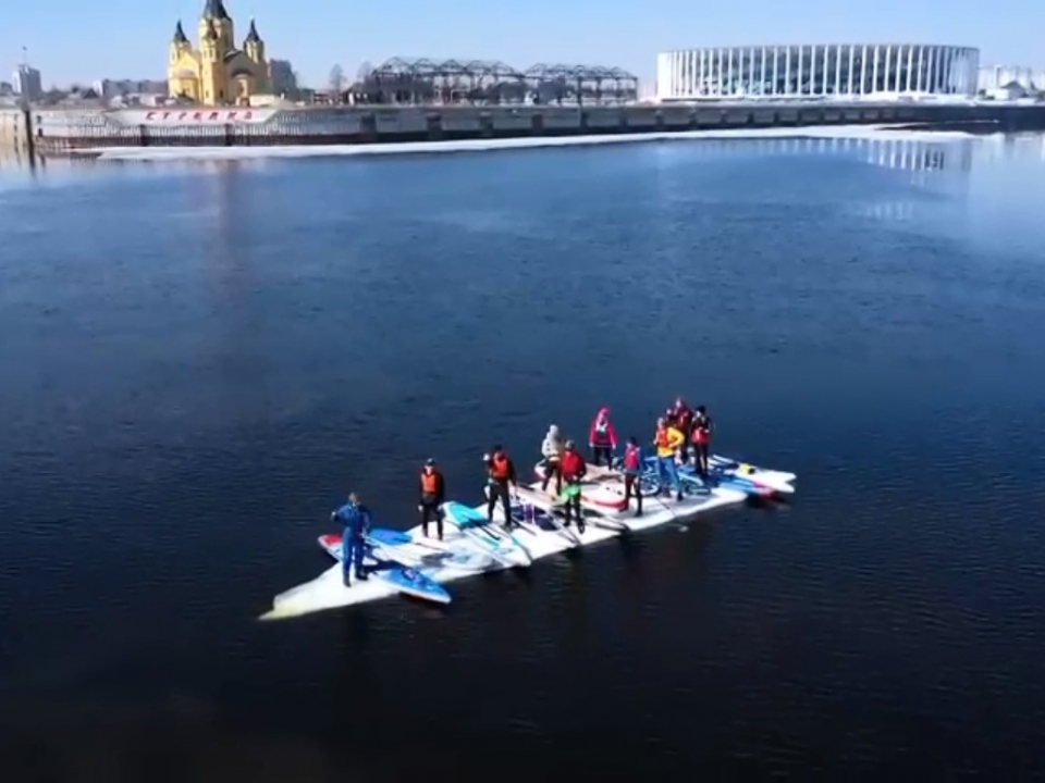 Image for Нижегородские сапсёрферы «угнали» льдину на Волге: видео