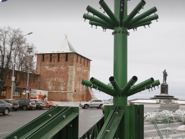Image for 22-метровую новогоднюю ель начали устанавливать на площади Минина 6 декабря