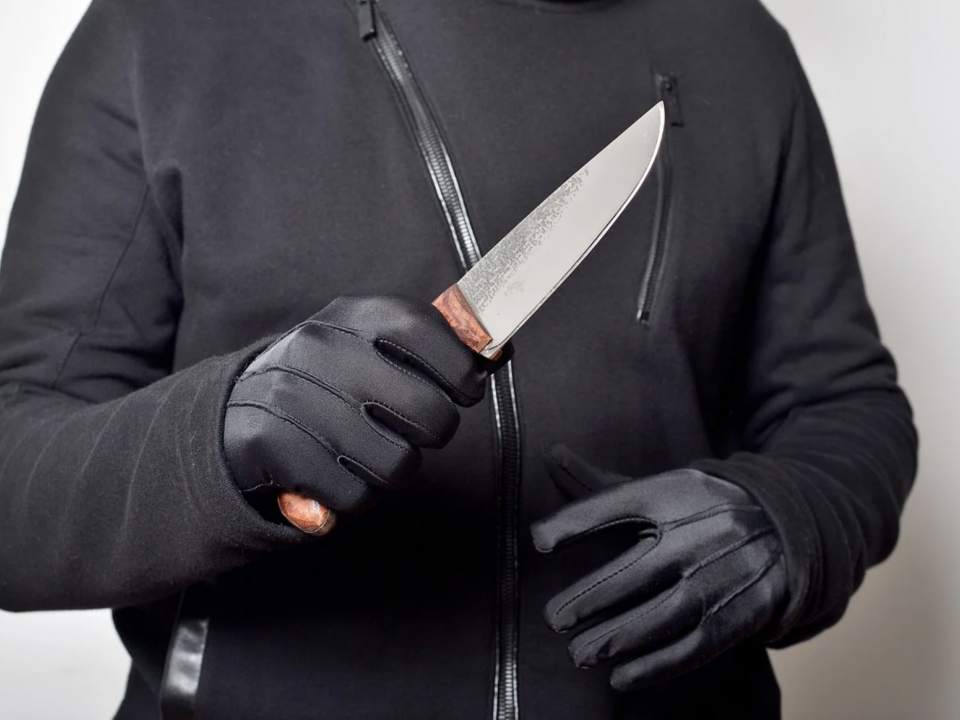 Image for Мужчина с ножом и молотком напал на прохожих в Выксе 