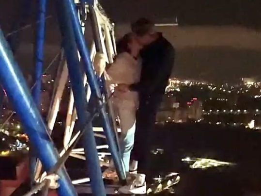 Image for Руферы поцеловались на 100-метровом башенном кране в Нижнем Новгороде
