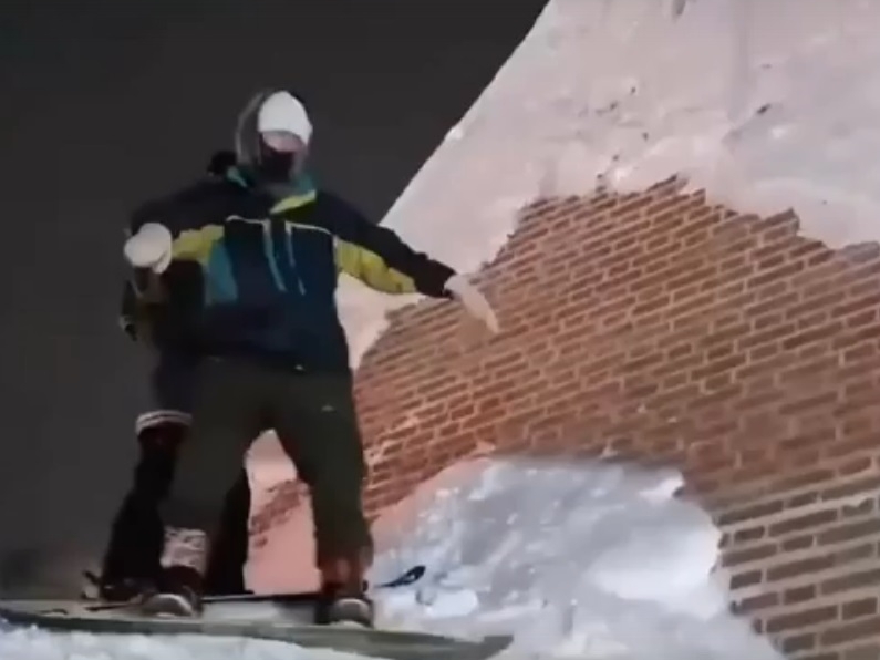 Image for Нижегородцы прокатились по Чкаловской лестнице на сноубордах