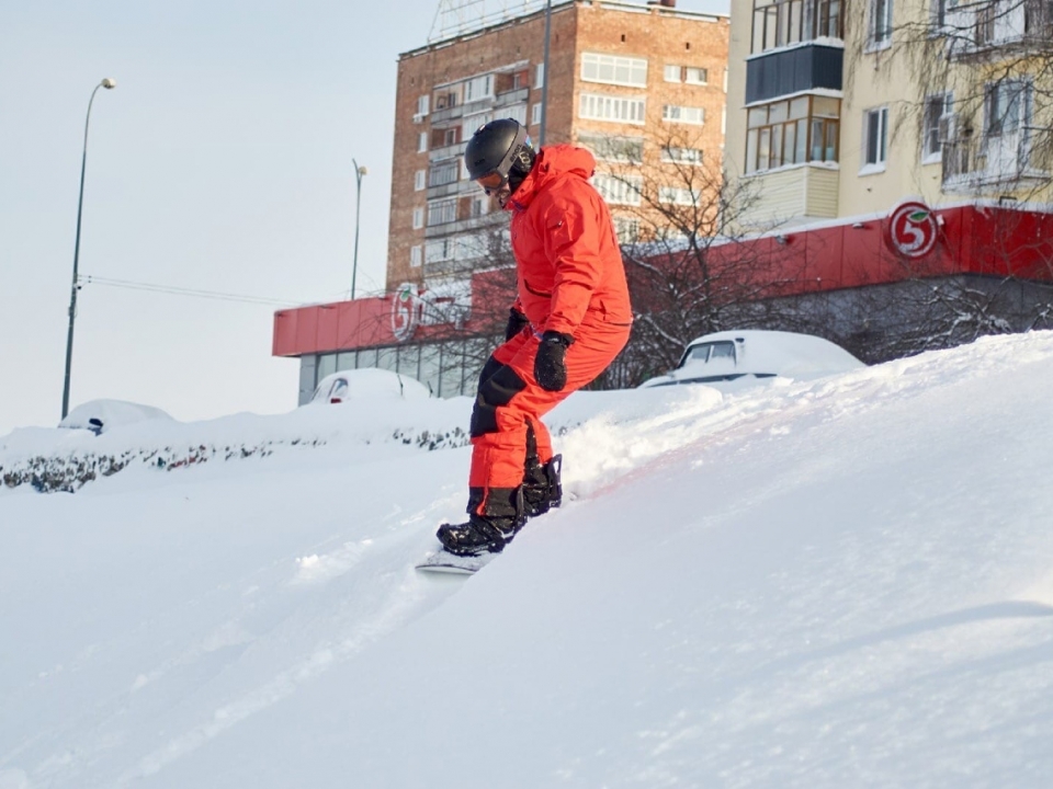 Сноубордисты устроили фрирайд по заснеженной набережной Федоровского