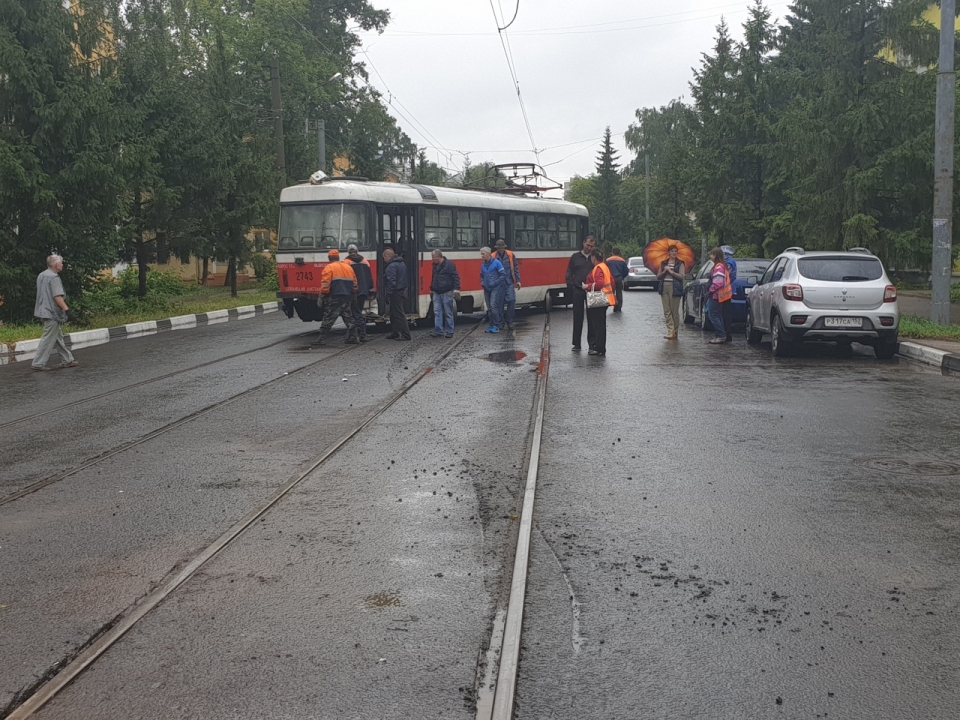 Трамвай с пассажирами сошел с рельсов в Нижнем Новгороде